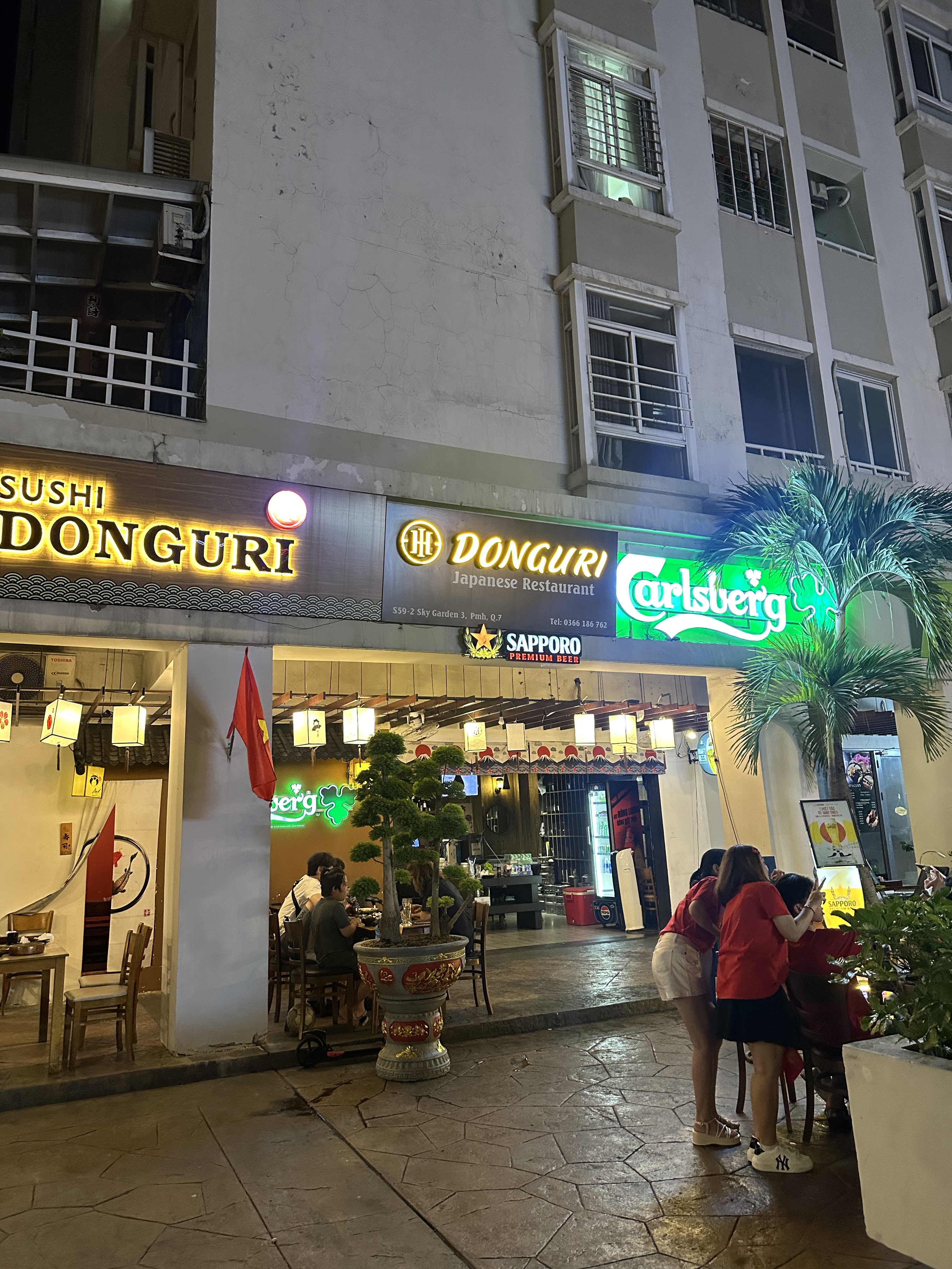 Một phần ăn nóng được dọn ra bàn tại DONGURI