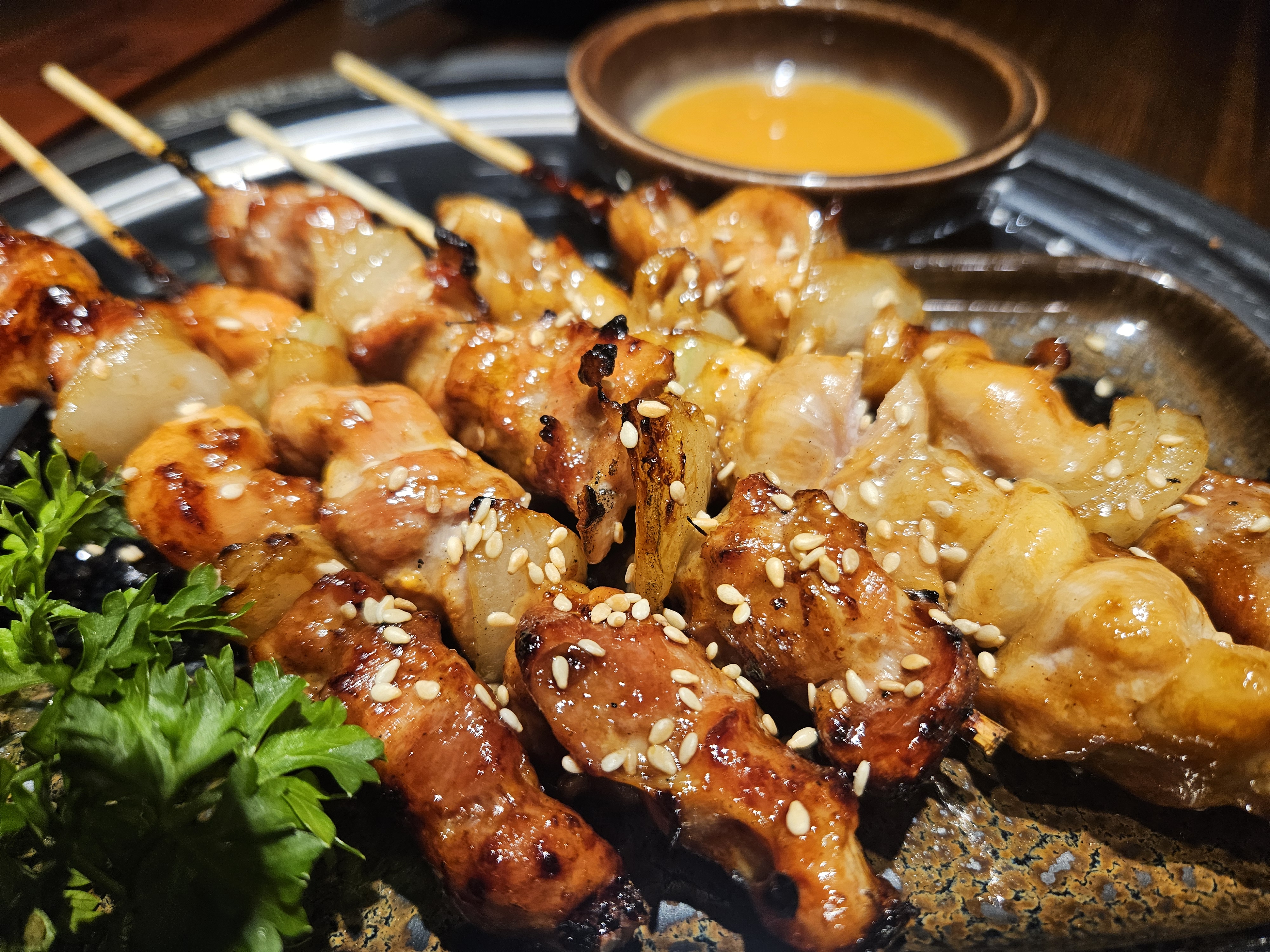 Cơm donburi phủ thịt nướng kiểu Nhật của DONGURI