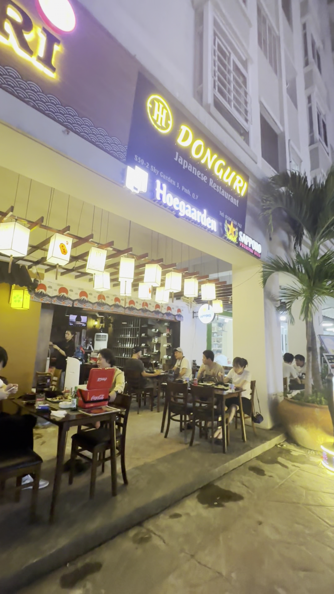 Mặt tiền DONGURI Japanese Restaurant với bảng hiệu chữ Nhật và đèn lồng giấy buổi tối